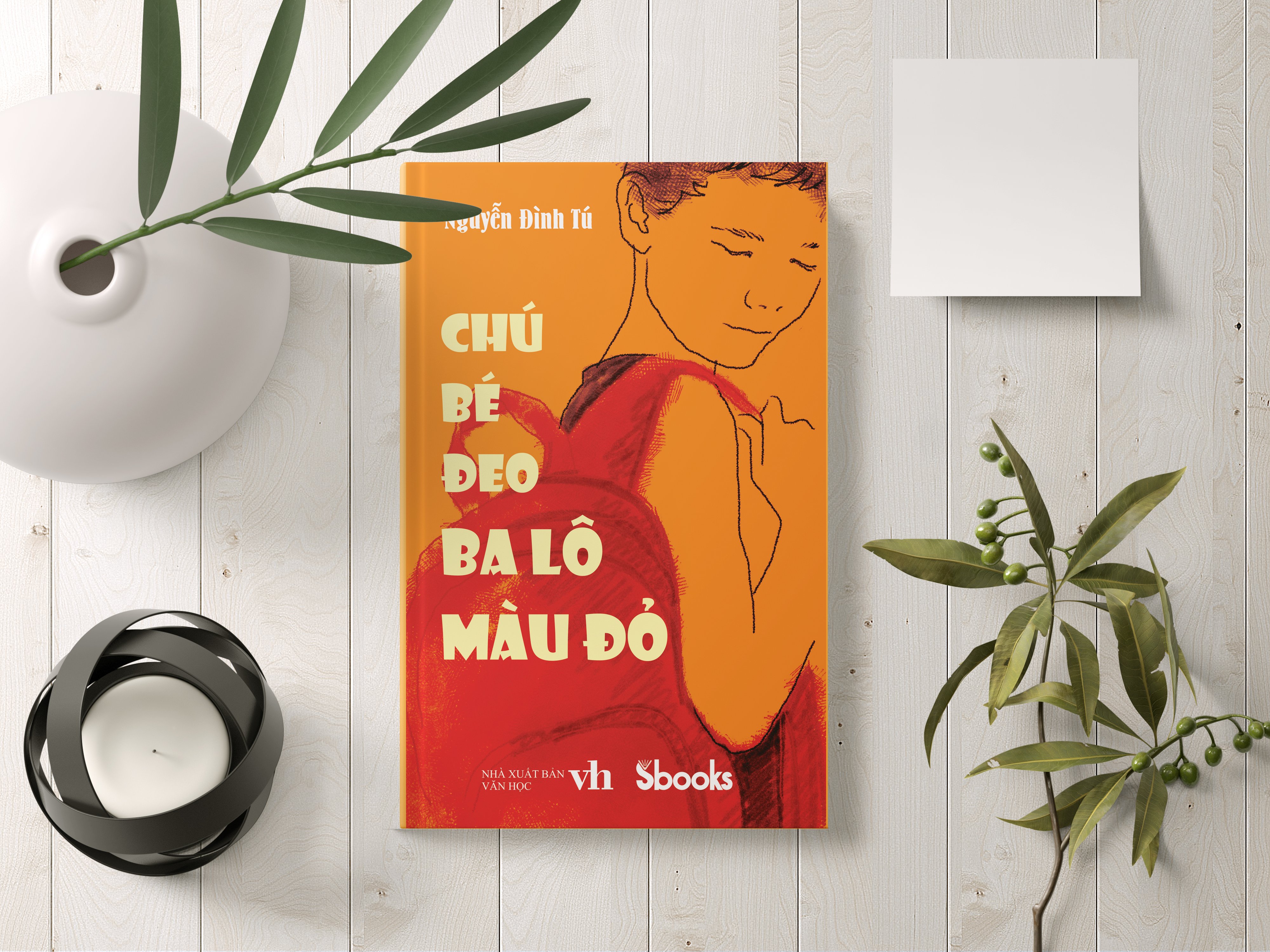 CHÚ BÉ ĐEO BA LÔ MÀU ĐỎ